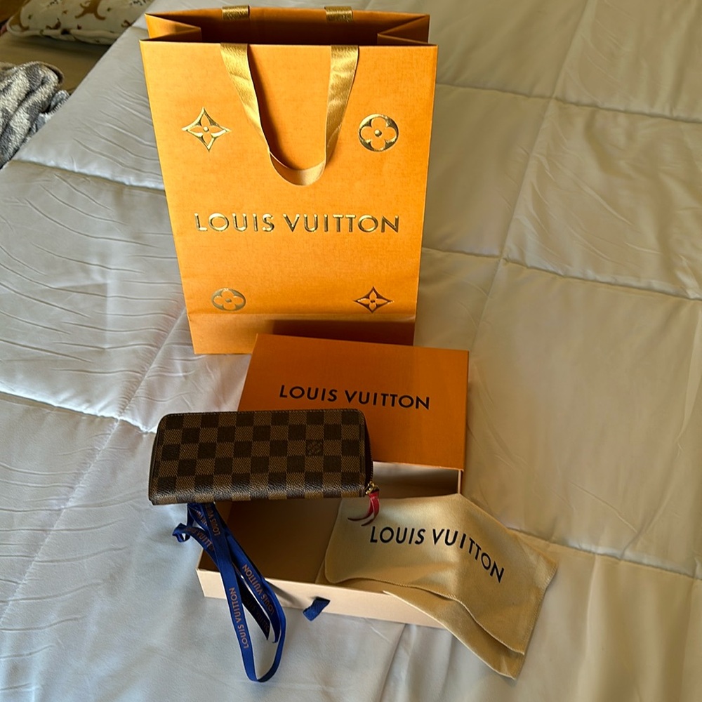 AUTHENTIC Clémence Wallet - Louis Vuitton